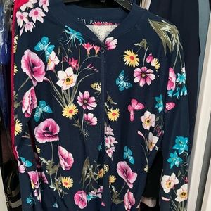 This jacket is size (14-16) in kids.